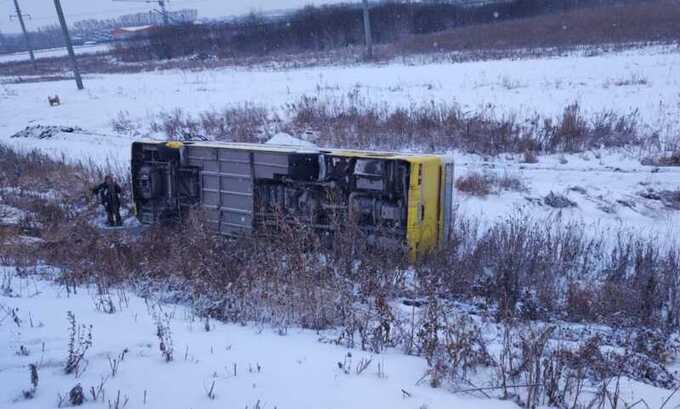 В Новосибирской области автобус с пассажирами опрокинулся в кювет